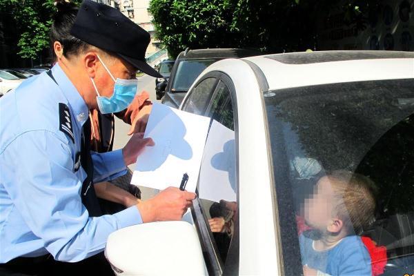 1岁半幼童被困车内机智民警画图教娃开锁